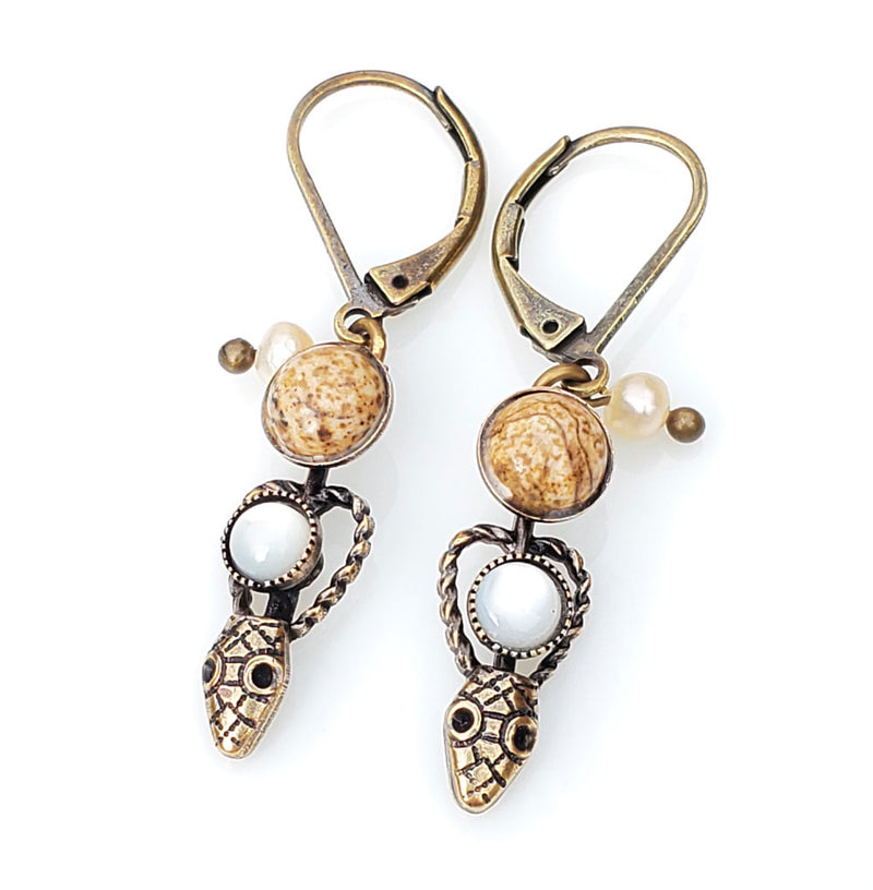Boucles d'oreilles pendantes serpent, en bronze plaqué patiné, cabochon en pierre fine jaspe paysage, petit cabochon de nacre et perles d'eau douce