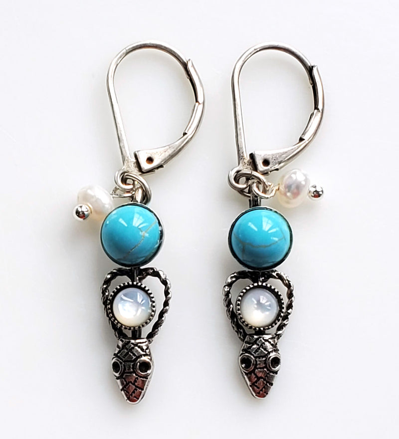 Boucles d'oreilles pendantes serpent, argentées, cabochon en pierre fine turquoise, petit cabochon de nacre et perles d'eau douce