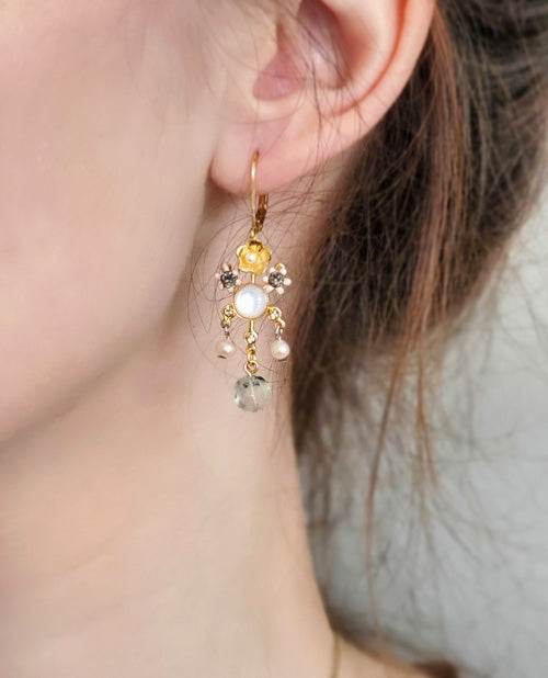 de jolies boucles d'oreilles florales pendantes en pierres fines. Création Eric et Lydie