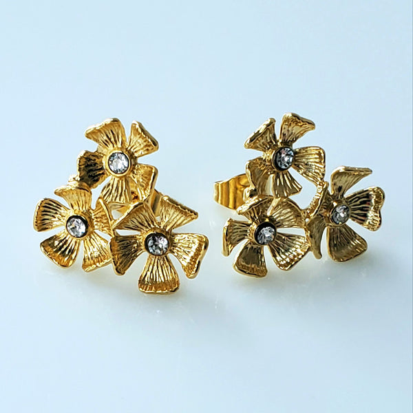 Boucles d'oreilles percées, dorées à l'or fin. Un bouquet de trois fleurs gravées avec dans chaque coeur des fleurs, un petit Crystal Swarovski .