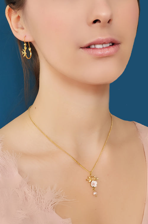 Collier floral June associé aux créoles oiseaux.