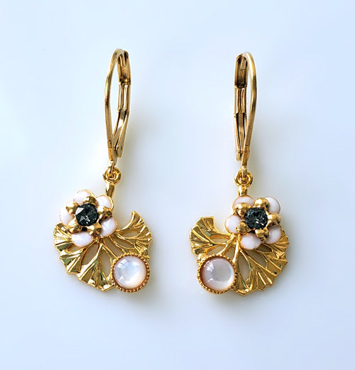 boucles d'oreilles pendantes feuilles de gingko dorées à l'or fin, nacre et fleurs émaillées blanches et au coeur  un cristal Swarovski