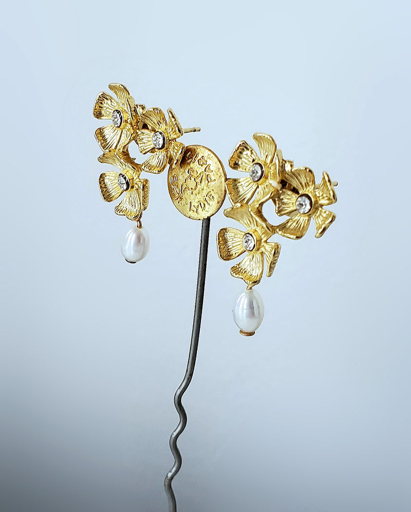 Boucles d'oreilles pendantes Lou, dorées à l'or fin, cristaux Swarovski et perles d'eau douce blanches. pour oreilles percées.