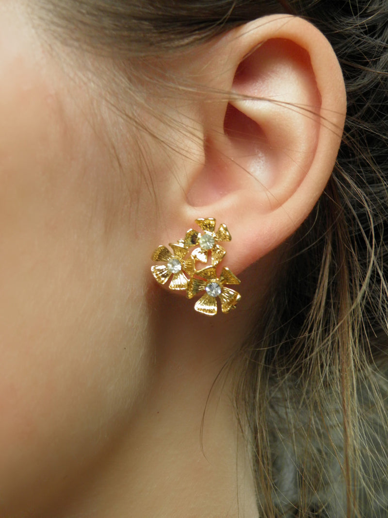 Boucles d'oreilles bouquet, comme un bouton composé de trois fleurs à porter directement sur le lobe de l'oreille.