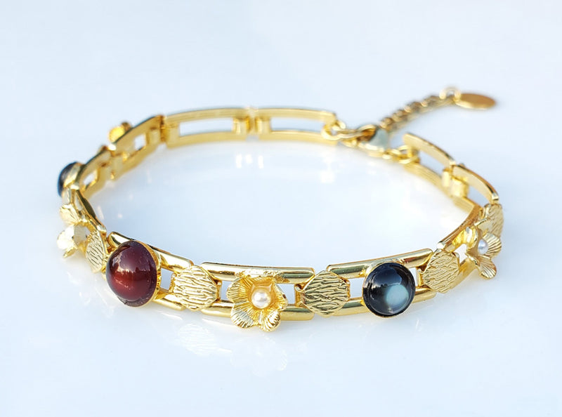 bracelet gourmette doré à l'or fin, pierres cornaline et nacre grise. Il est ajustable.
