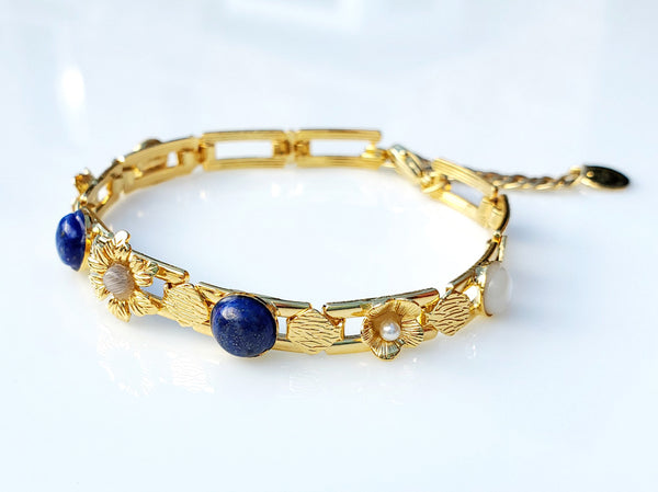 bracelet gourmette doré à l'or fin, pierres lapis lazuli, labradorite et nacre blanche. Il est ajustable.  Modifier le texte alternatif