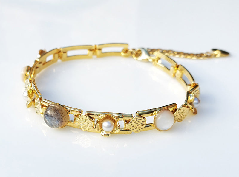 bracelet gourmette doré à l'or fin, pierres  labradorite et nacre blanche. Il est ajustable. 