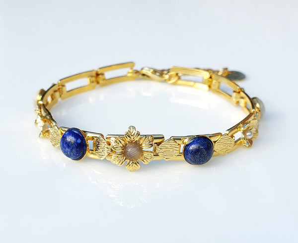 bracelet gourmette doré à l'or fin, pierres lapis lazuli, labradorite et nacre blanche. Il est ajustable.