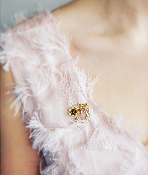 Jolie broche abeille et ses fleurs émaillées. Format rond. Métal doré à l'or fin.