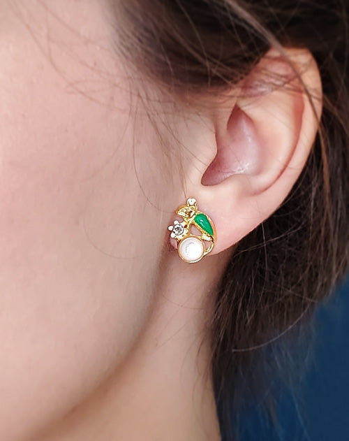 Earring post chameleon, gold plated, enameled, mother of pearl & crystal strass Swarovski.