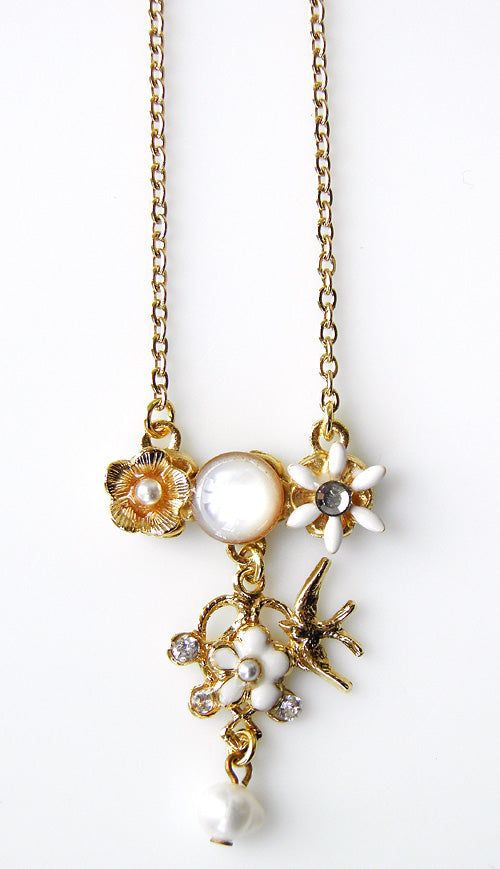 collier birdy blanc doré à l'or fin, motif fleurs et oiseau; émail blanc, nacre blanche et perle  d'eau douce