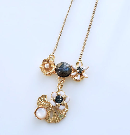 collier fleuri et feuille de gingko en pendant. pierre fine labradorite, nacre et cristaux Swarovski