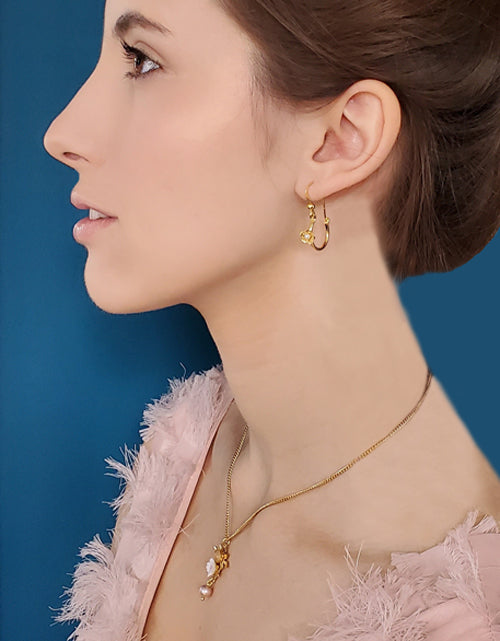 Créoles de la collection Callisto, motif fleur , portée avec le collier June en quartz rose. Une jolie association !