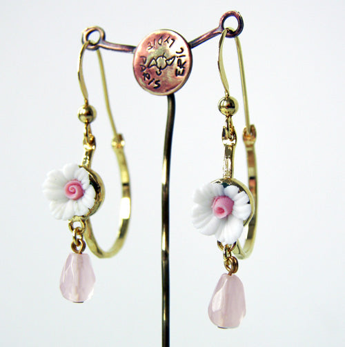 Boucles d'oreilles créoles plaqué or, motif fleur blanche style biscuit au coeur rose et perle goutte pendante en quartz rose