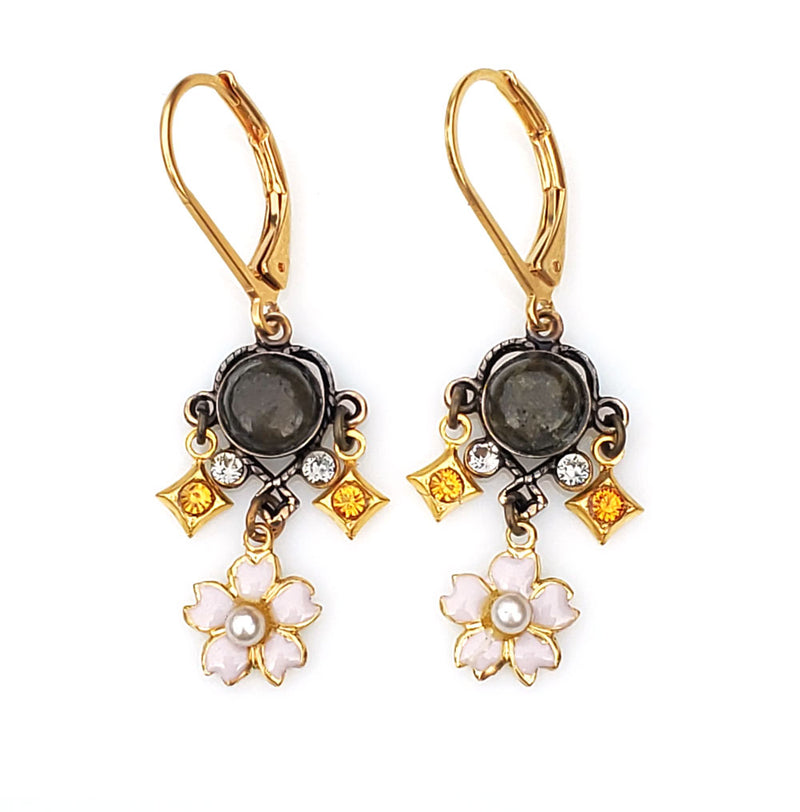 Boucles d'oreilles pendantes dorées à l'or fin et bronze patiné, pierres fines labradorite, strass cristal Swarovski, fleur émaillée