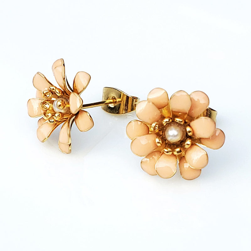 boucles d'oreilles percées, motif fleur pompon dorée à l'or fin 24 carats, petite fleur fantaisie au centre et pétales en relief émaillées roses.  Modifier le texte alternatif