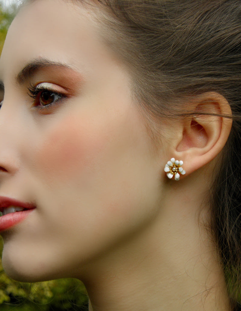 une petite fleur toute éclose, à porter directement sur le lobe de votre oreille.1,5 cm environ de diamètre.