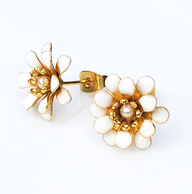 boucles d'oreilles percées, motif fleur pompon dorée à l'or fin 24 carats, petite fleur fantaisie au centre et pétales en relief émaillées blanches. 