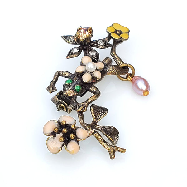 broche grenouille en métal bronze patiné, fleurs émaillées rose et ocre, une fleur en strass Swarovski, perle d'eau douce rose et petite perle blanche.
