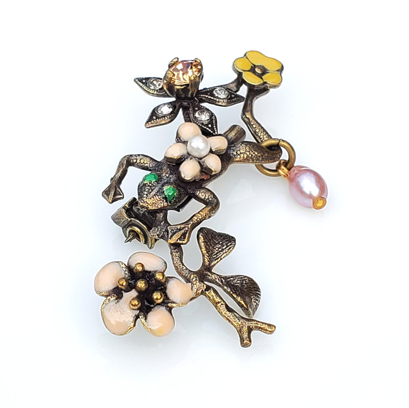 broche grenouille en métal bronze patiné, fleurs émaillées rose et ocre, une fleur en strass Swarovski, perle d'eau douce rose et petite perle blanche.