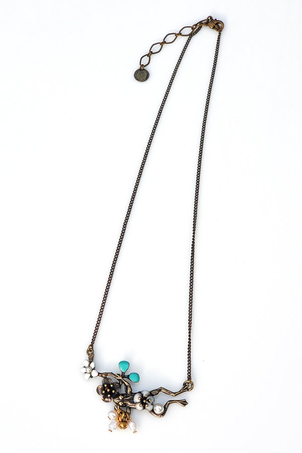 une grenouille dans la mare. collier frog en bronze plaqué  vintage, perles d'eau douce et pyrite, émail époux