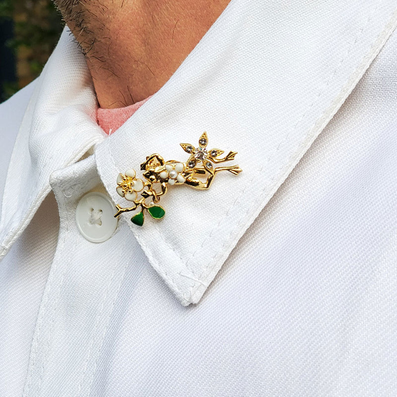 un joli porté de la broche grenouille doré, ici pour l'homme