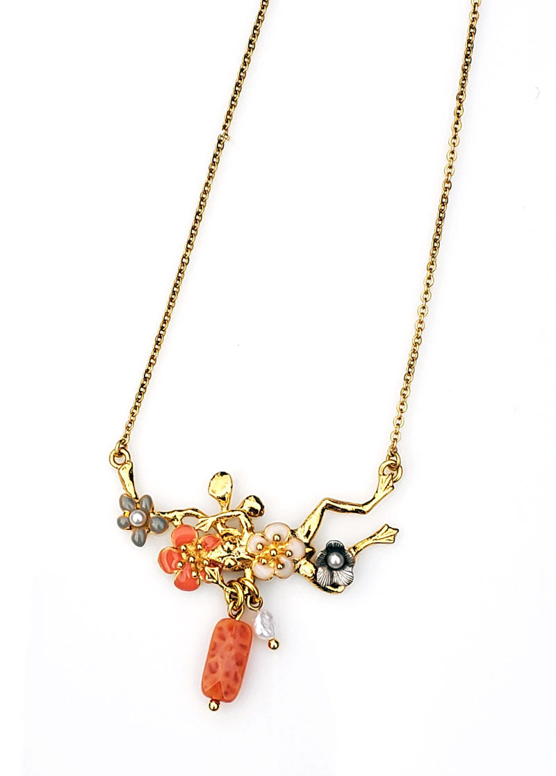 collier grenouille doré à l'or fin et sa petite fleur argentée, perles pampilles en cornaline et perle d'eau douce, émail époxy