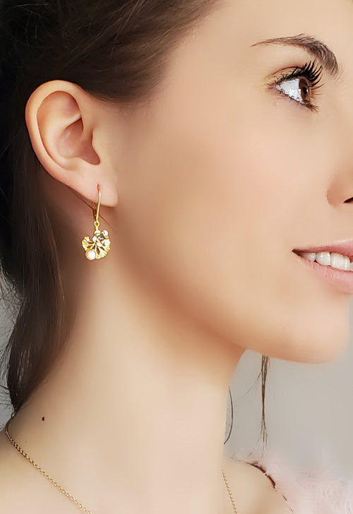 Boucles d'oreilles gingko dorées pendantes justes ce qu'il faut pour les porter facilement tous les jours.