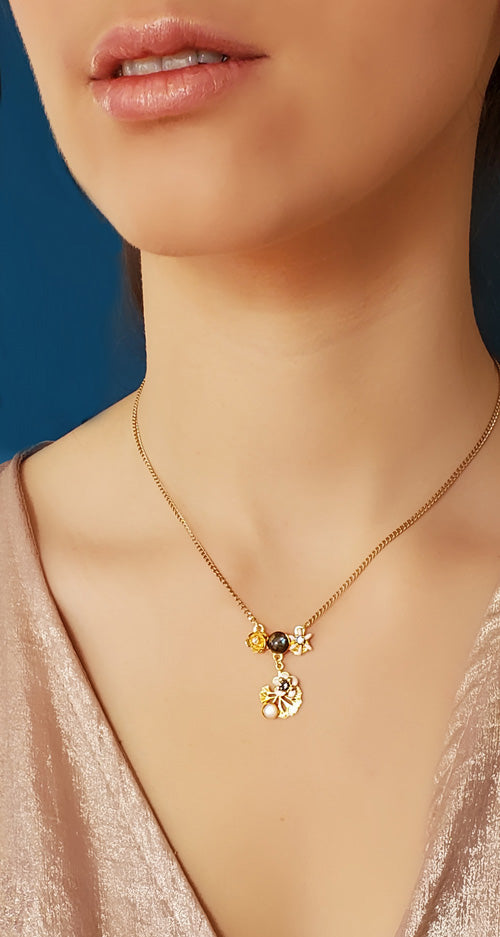 tour de cou gingko à porter comme on porte sa médaille. Trois fleurs et 2 cabochons pour un jeu de contrastes de couleurs. Création Eric et Lydie