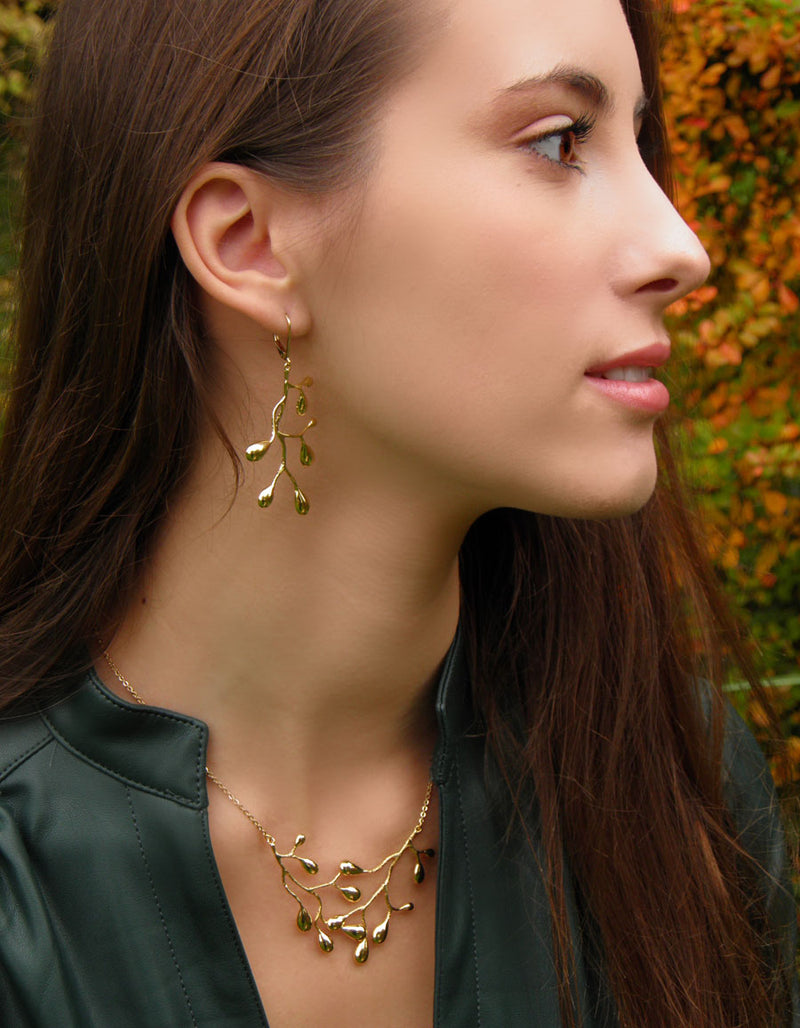 vous pourrez associer ces boucles pendantes gouttes avec le collier de la même série