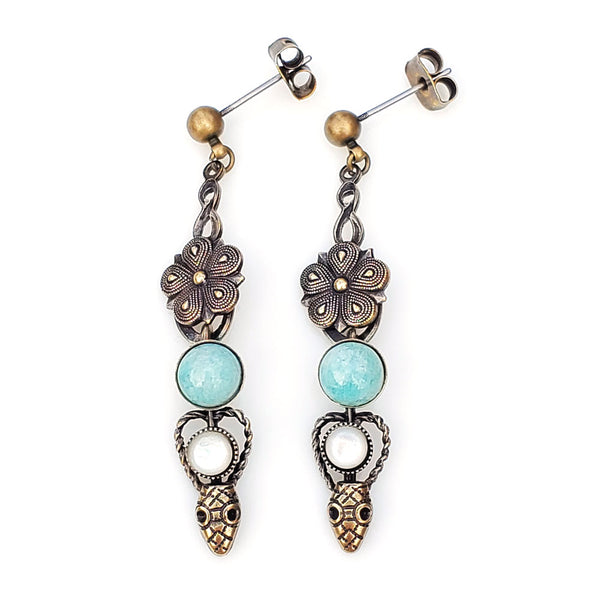 boucles d'oreilles percées longues, motifs serpent et fleur, cabochon en pierre amazonite, petite nacre blanche sur métal bronze patiné  Modifier le texte alternatif