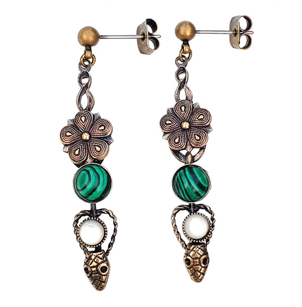 boucles d'oreilles percées longues, motifs serpent et fleur, cabochon en pierre malachite, petite nacre blanche sur métal bronze patiné