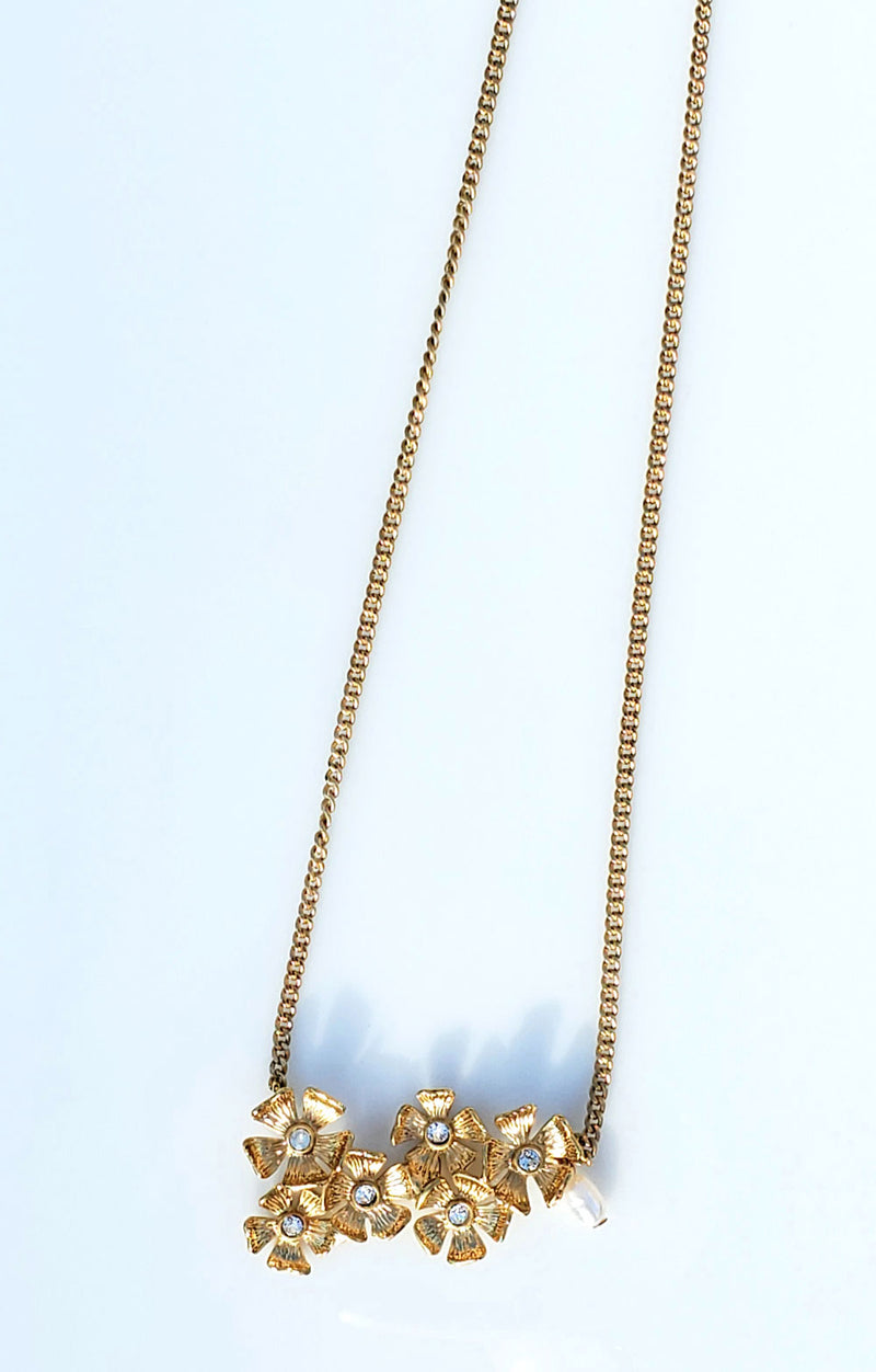 un collier ras de cou, composé de 6 petites fleurs dorées au coeur de cristal. Longueur ajustable grâce à sa chaîne d'aisance.