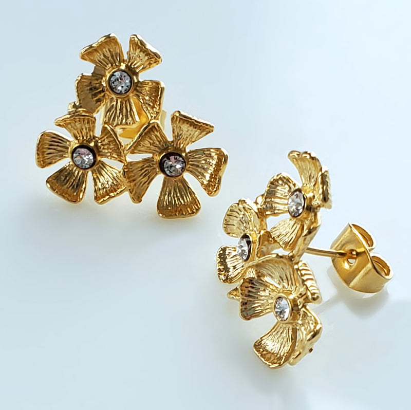 Boucles d'oreilles sur tige percée, dorées à l'or fin, cristaux Swarovski.