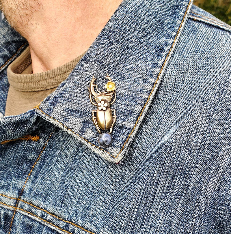Broche scarabée fora bleu à porter sur un col de veste , pour l'homme ou la femme.