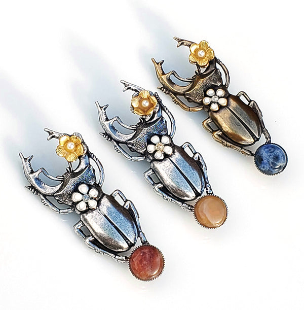 3 couleurs disponibles pour la broche scarabée flora. terracotta, pêche ou bleu