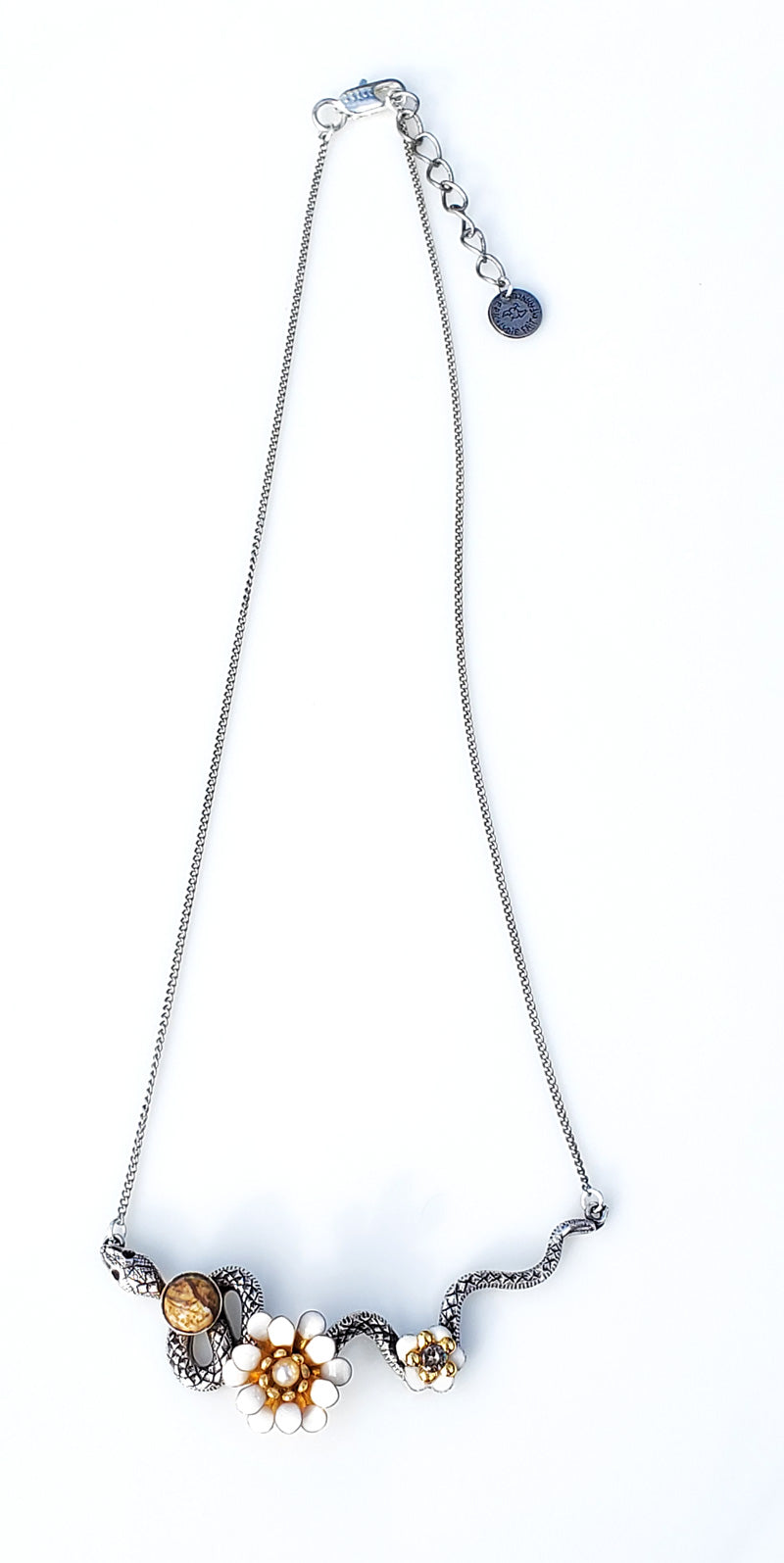 collier serpent en métal argenté patiné, cabochon en pierre naturelle jaspe paysage, fleur marguerite en émail blanc et perle nacrée, plus une plus petite fleur émaillée blanche avec son coeur doré et son Crystal Swarovski