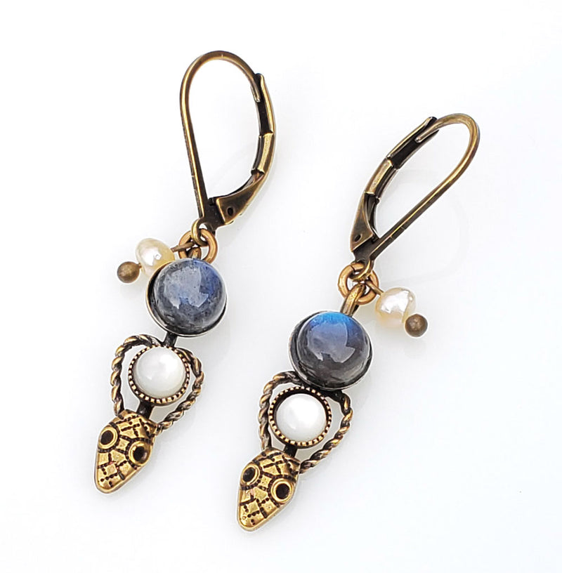 Boucles d'oreilles pendantes serpent, en bronze plaqué patiné, cabochon en pierre fine labradorite, petit cabochon de nacre et perles d'eau douce