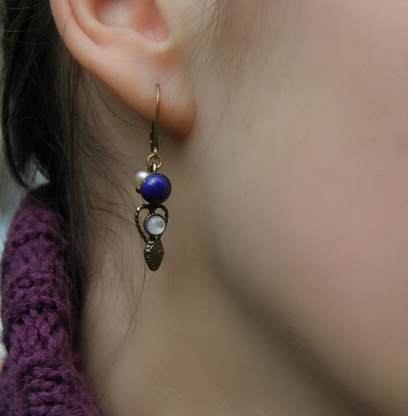Boucles d'oreilles pendantes de la collection éden, système d'attache en dormeuse avec système de sécurité