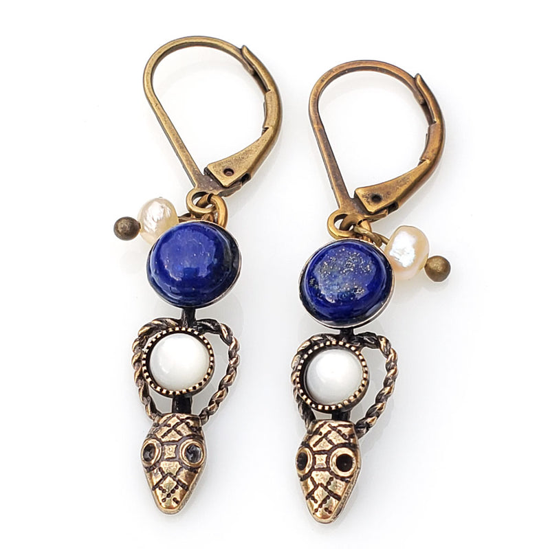 Boucles d'oreilles pendantes serpent, en bronze plaqué patiné, cabochon en pierre fine lapis lazuli , petit cabochon de nacre et perles d'eau douce