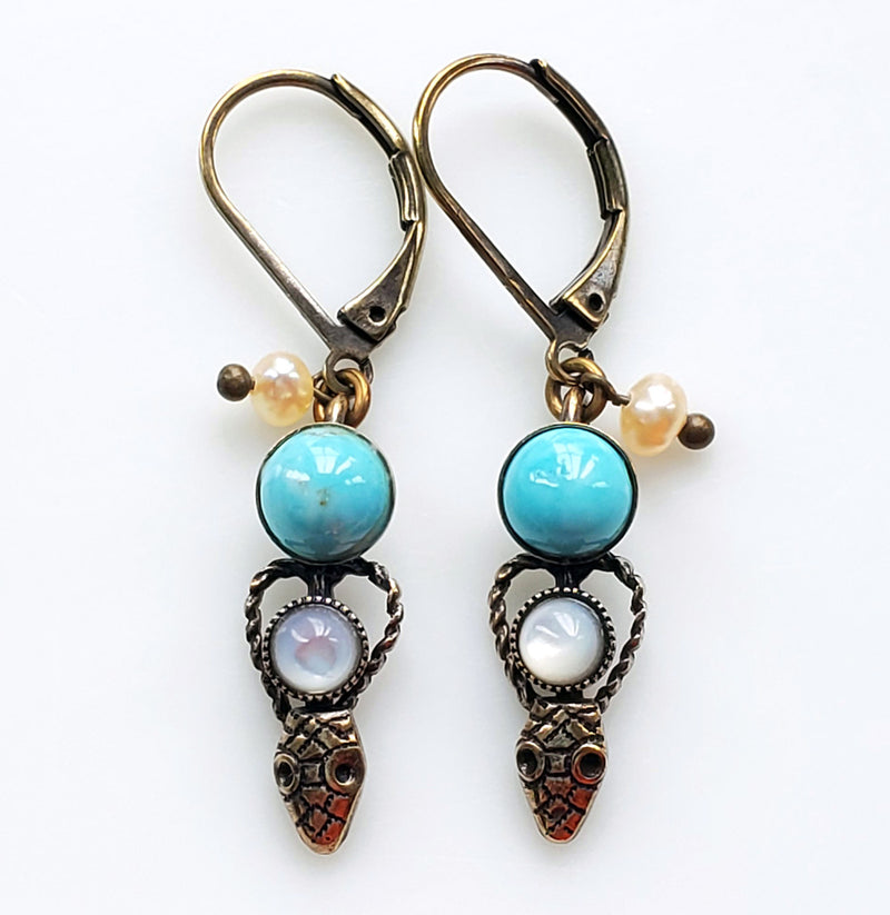 Boucles d'oreilles pendantes serpent, en bronze plaqué patiné, cabochon en pierre fine turquoise, petit cabochon de nacre et perles d'eau douce