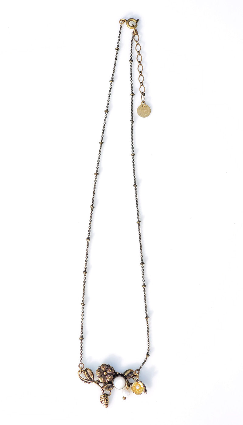 Collier Eden à tête de serpent, en laiton bronze patiné, cabochon de nacre blanche, perle d'eau douce, fleur dorée à l'or fin. Chaine fine boule. et chaine d'aisance pour régler la longueur.