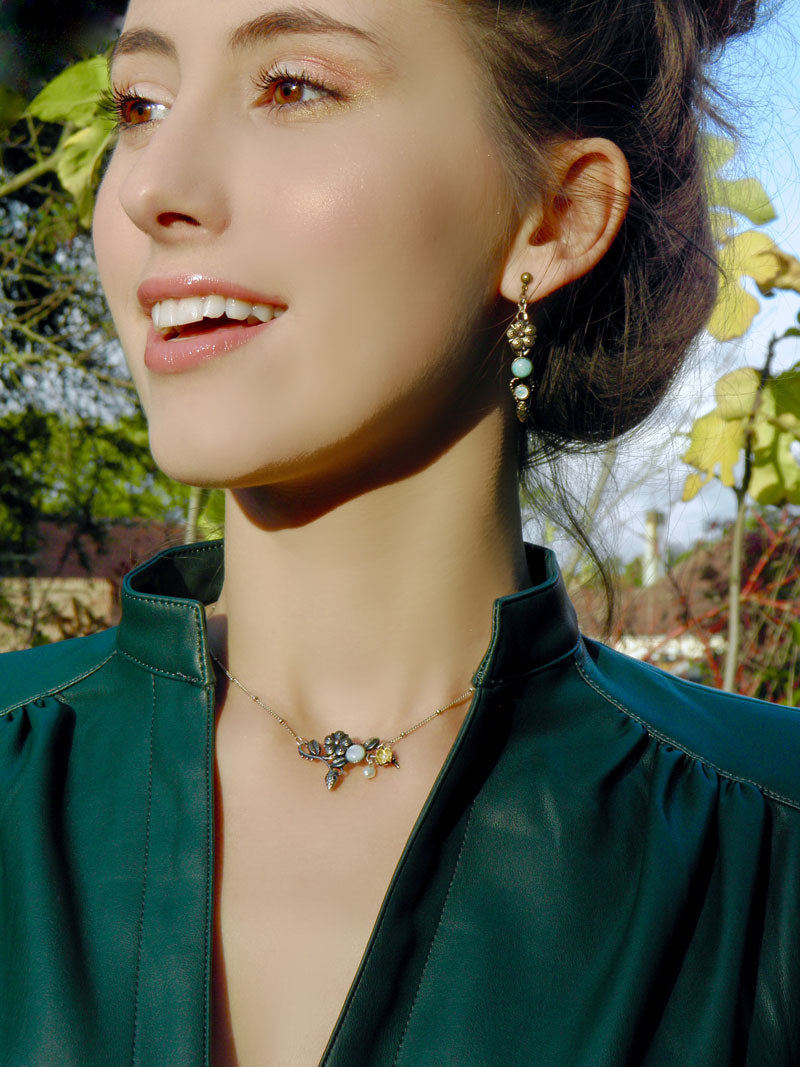 boucles d'oreilles longues serpent, associée au collier serpent de la même série Eden