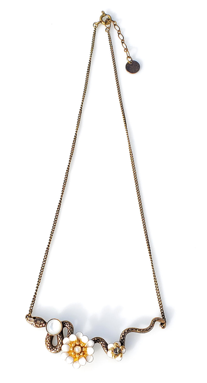 collier serpent en métal bronze patiné, cabochon blanc en nacre, fleur marguerite émaillée blanc et perle nacrée, plus une plus petite fleur émaillée blanche avec son coeur doré et son Crystal Swarovski.