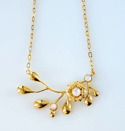 collier  fleur sur branche et cabochons de nacre blanche. Doré à l'or fin.